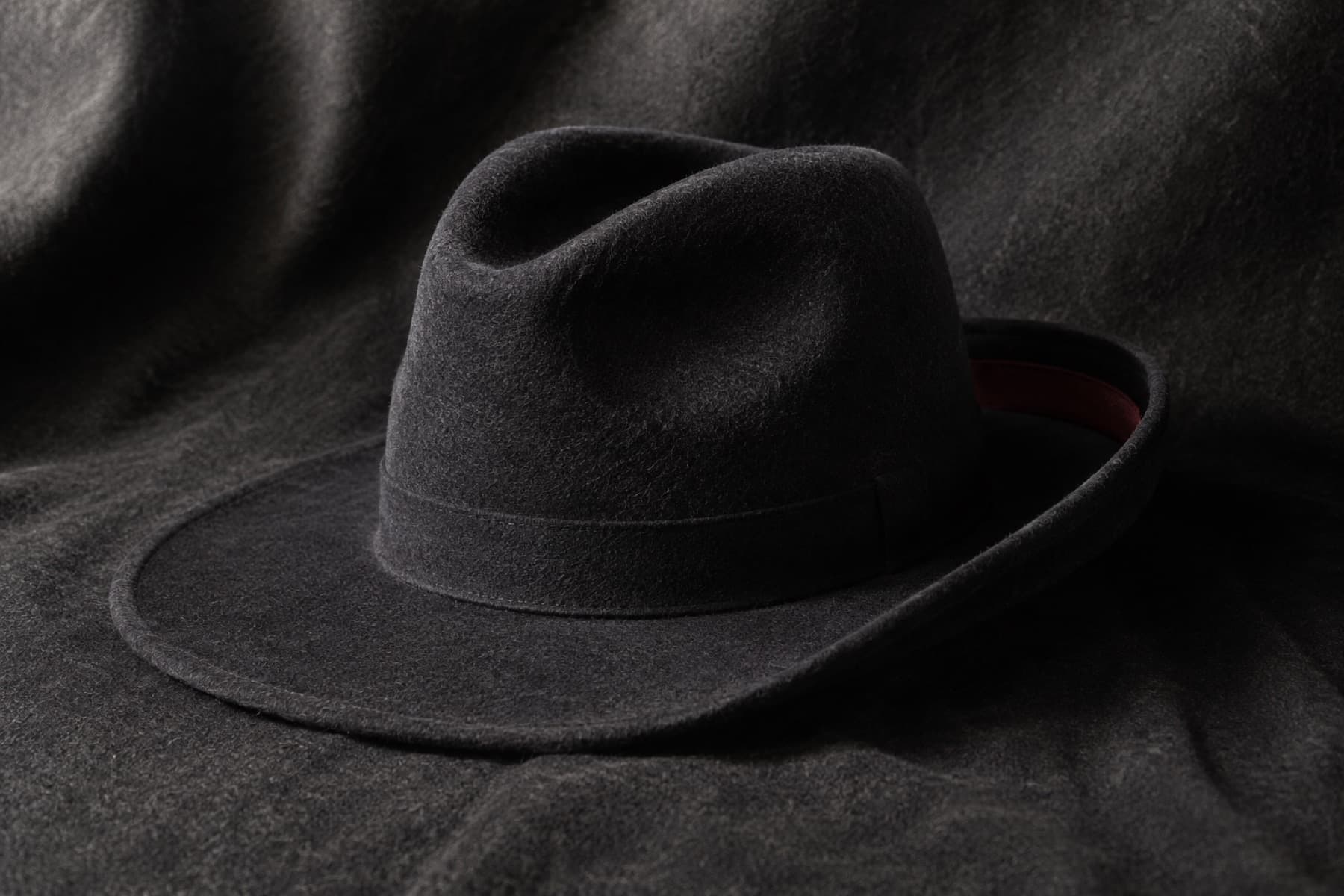 Fedora Wool Wide 8cm: charcoal felt hat photographed whole under a single hard side light