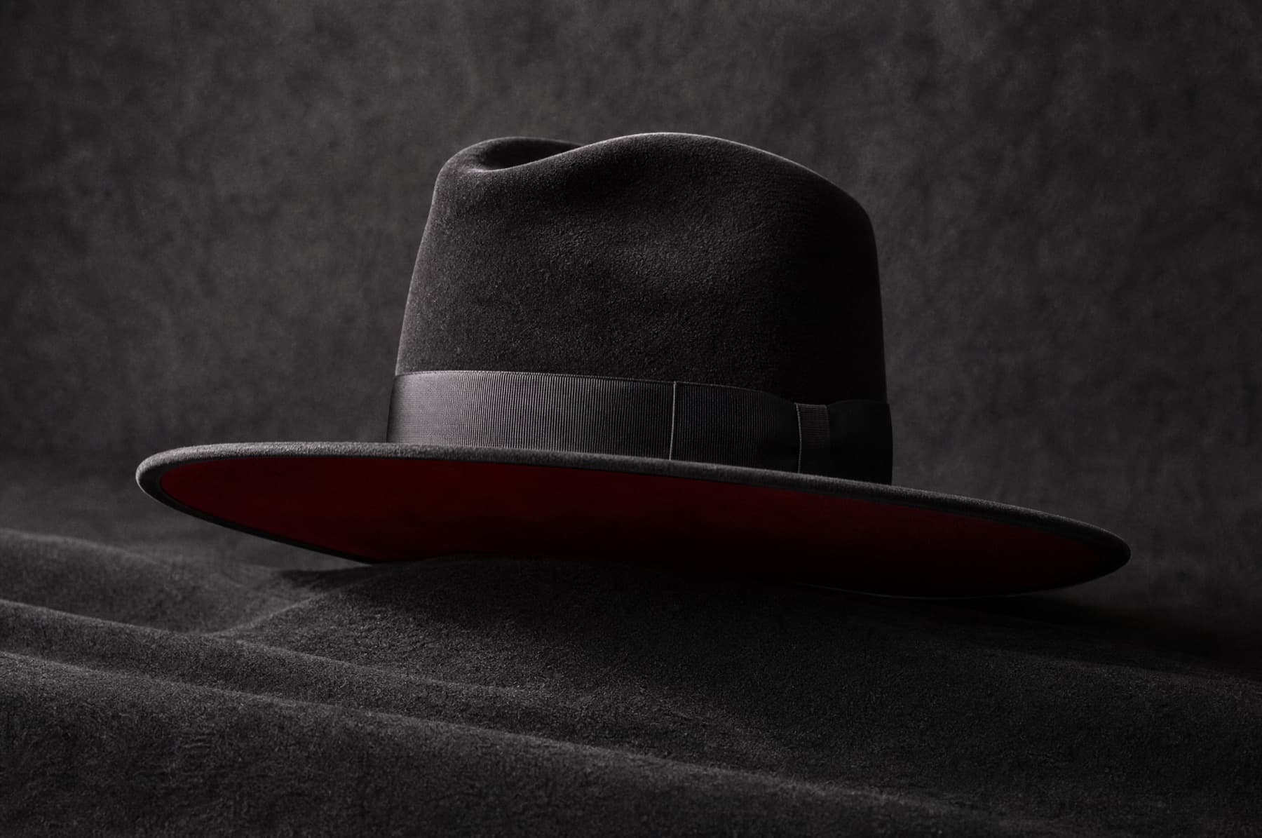 Wide Rabbit 10cm: charcoal felt hat photographed whole under a single hard side light